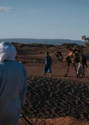 "Randonnée dans les dunes du Sahara lors d'un trek de 5 jours au départ de Mhamid